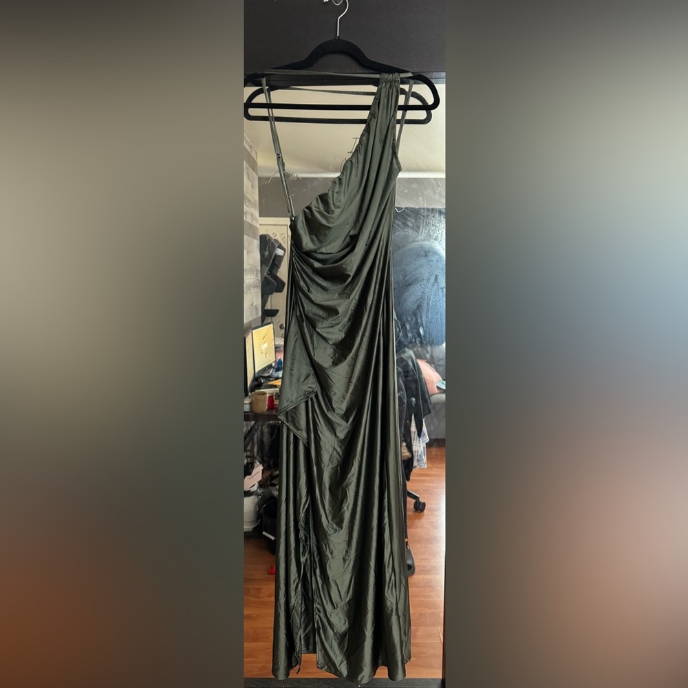 Elegant One-Shoulder Green Dress